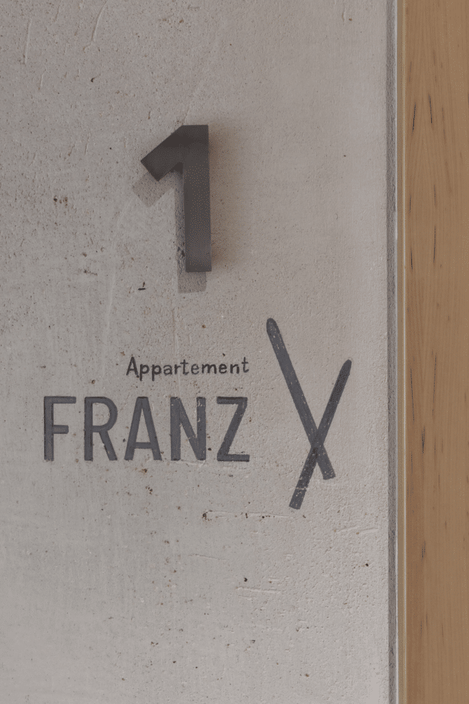 Charly Kahr Appartements Türbeschriftung