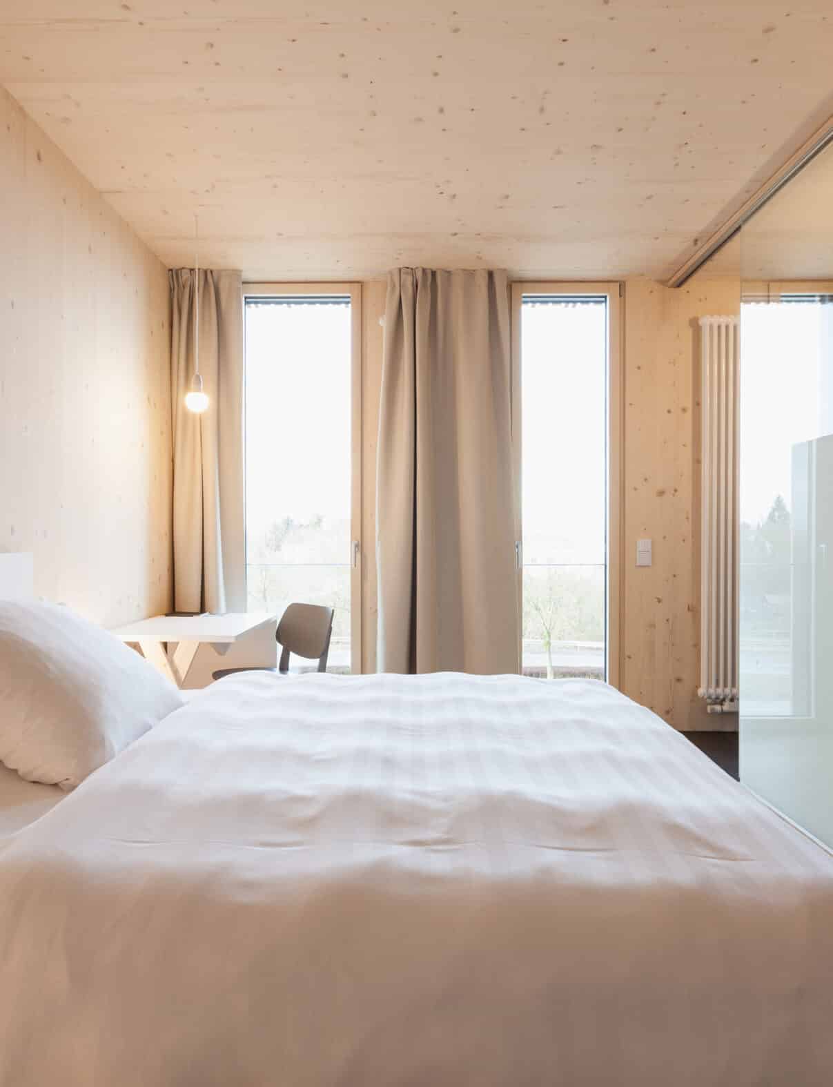 bad-zimmer-02-Michael-Tasca